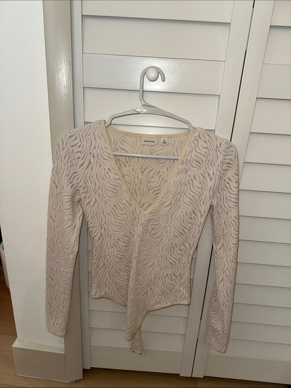 Babaton Cream Textured V‑Neck Long Sleeve Top